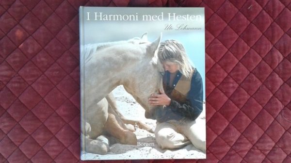 Foto af forsiden på bogen I harmoni med hesten