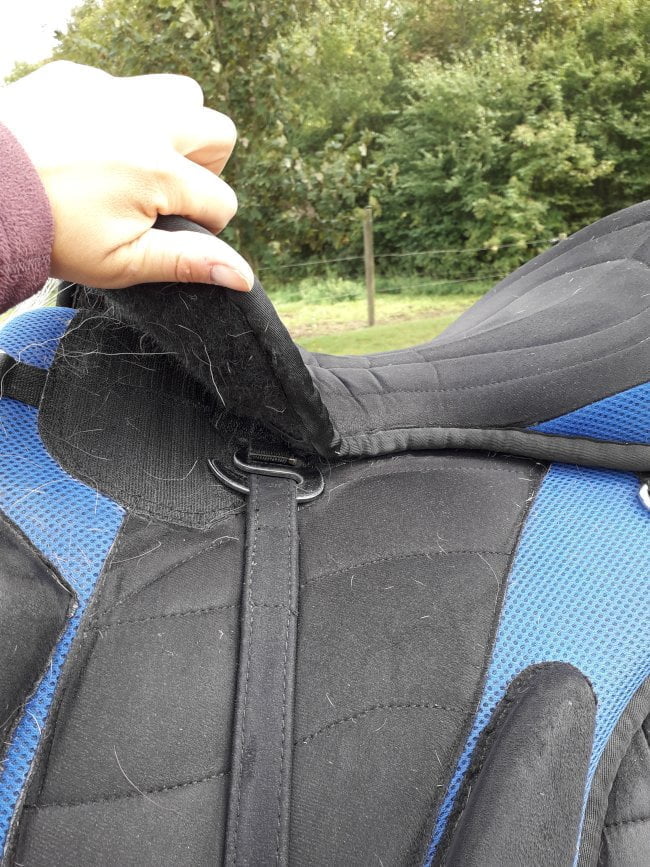 Åbent stigeremsophæng på en bomløs sadel som sidder omvendt for at forhindre stigeremmen i at falde ud