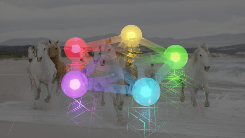 Fediverse symbol der er transparant og man kan se heste bagved der løber på en strand
